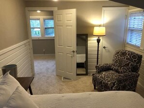 Iron/ironing board, WiFi, bed sheets - Lake Muskego House, Walk to Stores & Restaurants (Muskego)