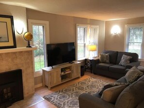 TV, offices - Lake Muskego House, Walk to Stores & Restaurants (Muskego)