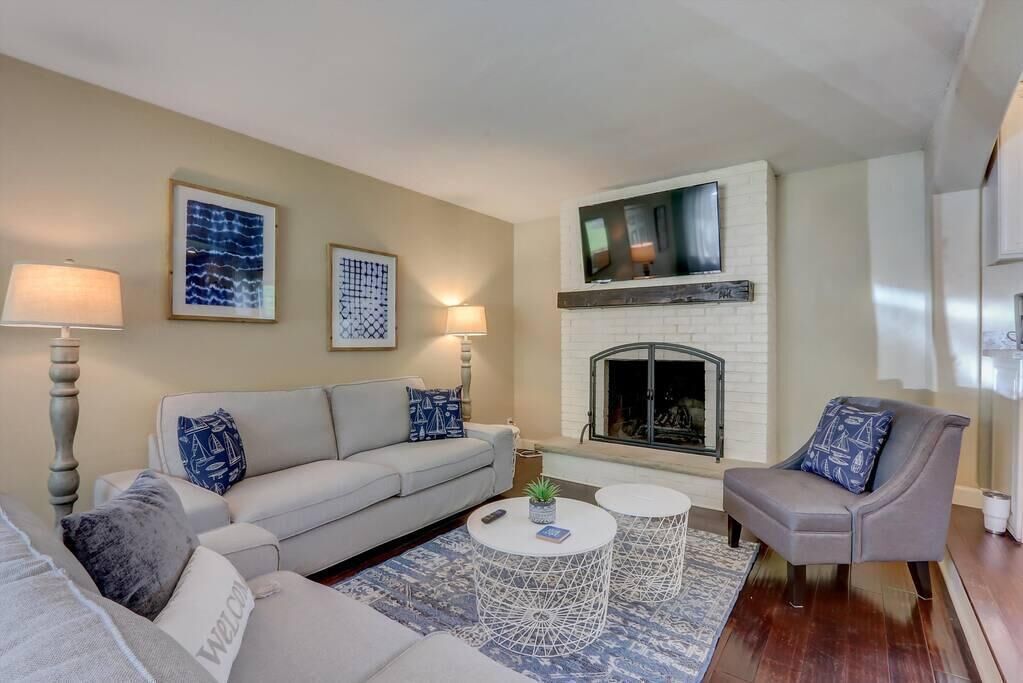 Televisio, takka, työhuone