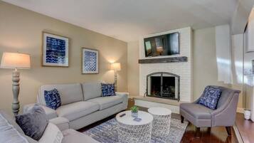 Televisio, takka, työhuone