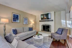 Televisio, takka, työhuone