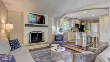 Télévision, cheminée, espaces bureaux