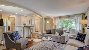 Televisio, takka, työhuone