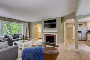 Televisio, takka, työhuone