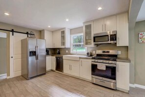 Jääkaappi, mikroaaltouuni, uuni, liesi