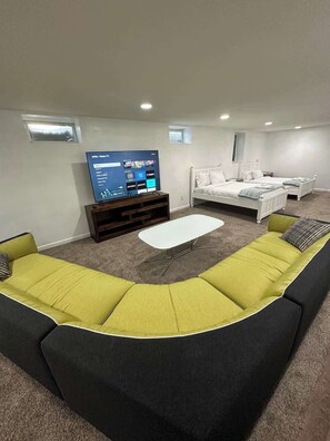 Tabla de planchar con plancha, cuna de viaje, wifi y ropa de cama 