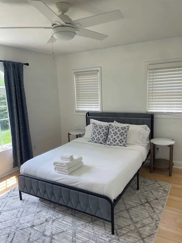 Planxa i posts de planxar, un bressol de viatge, wifi i roba de llit 