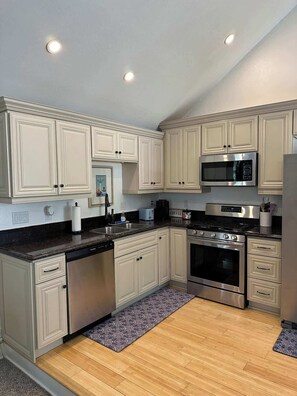 Jääkaappi, mikroaaltouuni, uuni, liesi