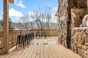 Outdoor dining - New-Luxury Private Lodge-2 minutes to Jasper Square- Easy Hiking & River Access (Jasper)