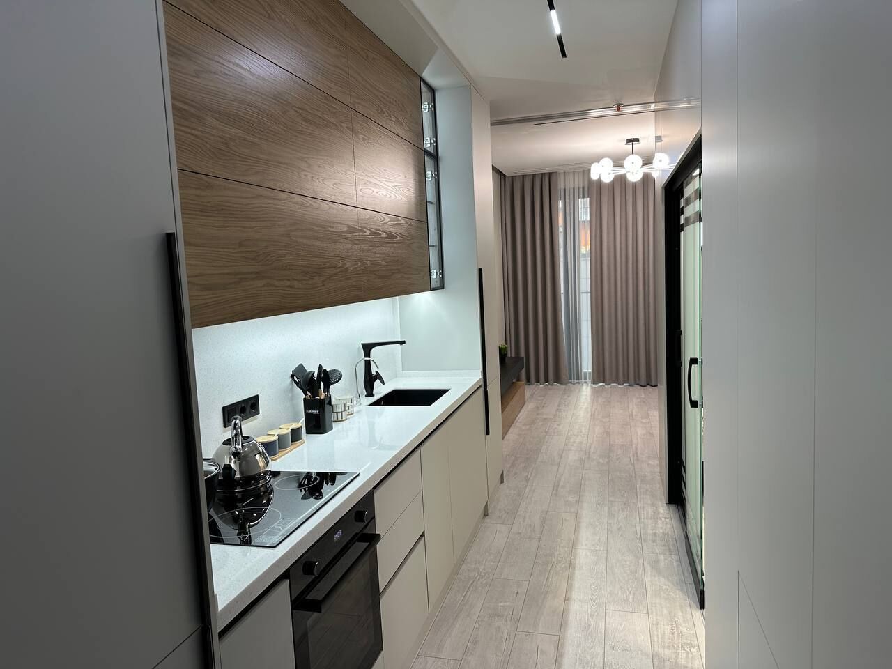 Lavavajillas, cafetera o tetera y olla para cocinar langostas