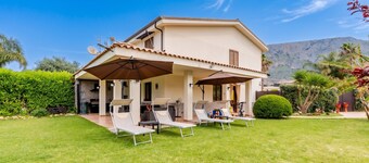 Villa Hope a stone's throw from the sea