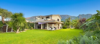 Villa Hope a stone's throw from the sea