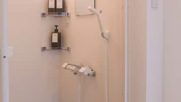 Secador de cabelo, toalhas de banho, shampoo
