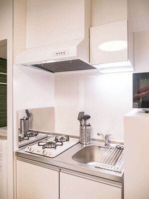 Kühlschrank, Mikrowelle, Wasserkocher, Kochgeschirr/Geschirr/Besteck