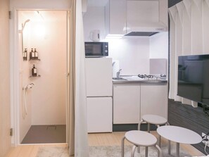 冷蔵庫、電子レンジ、電気ポット、調理器具と食器