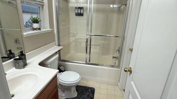 Ducha, secador de pelo, toallas, jabón