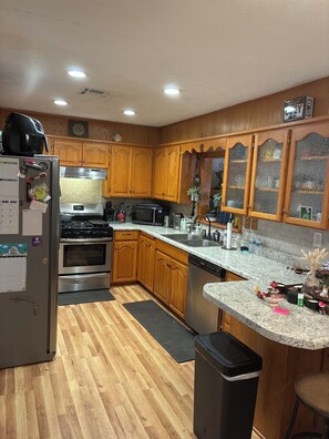 Frigorífico, microondas, horno y placa de cocina