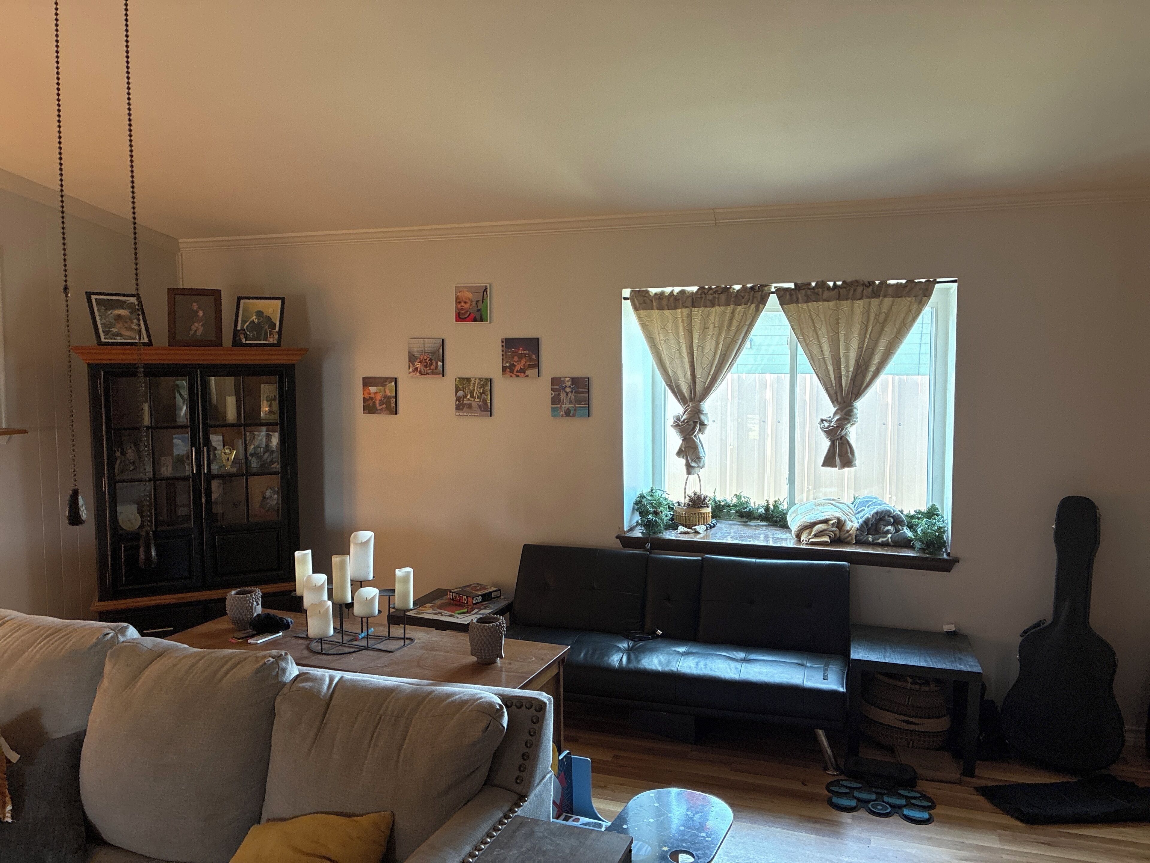 TV connectée, cheminée, jeux vidéo, livres