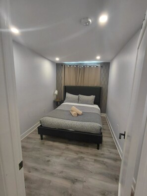 デスク、WiFi、ベッドシーツ、車椅子でアクセスできる設備