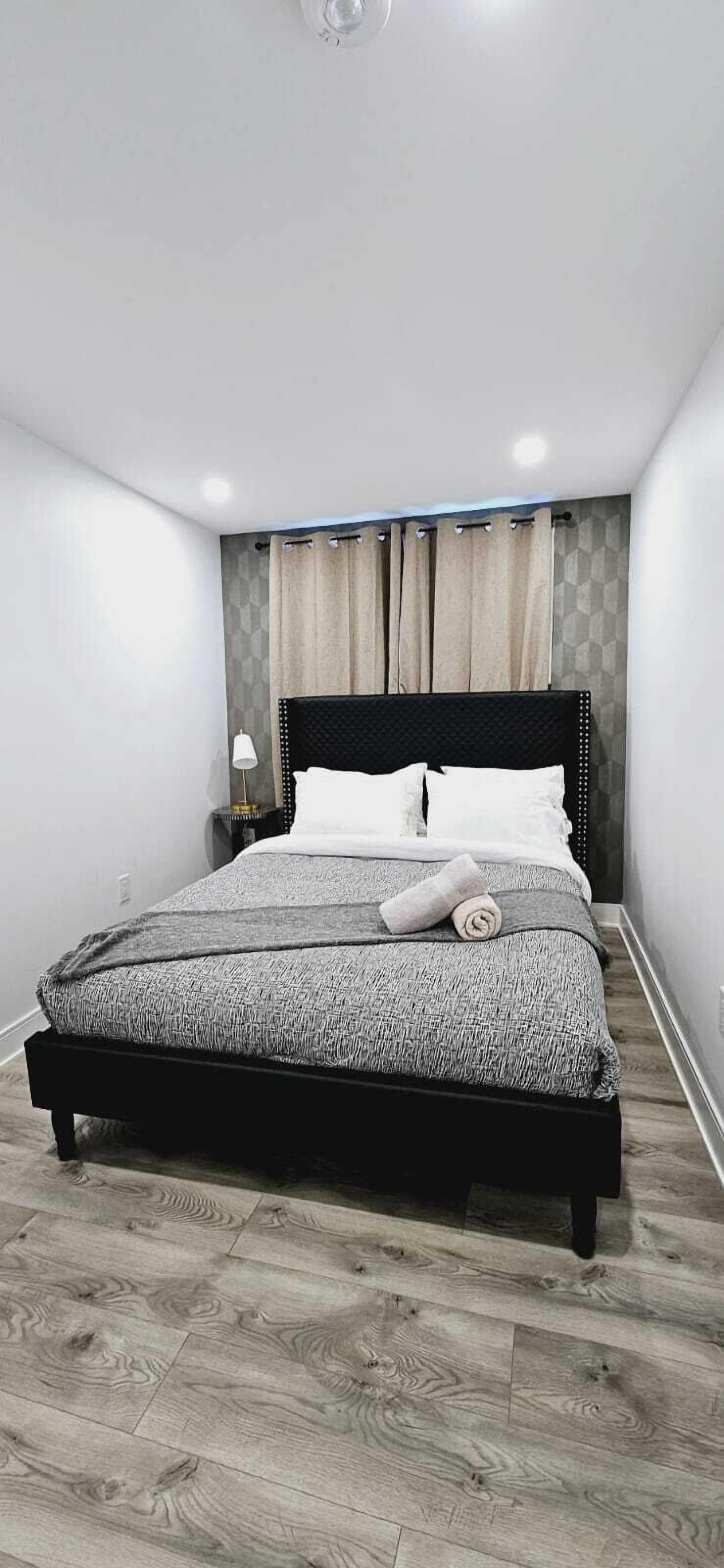 デスク、WiFi、ベッドシーツ、車椅子でアクセスできる設備