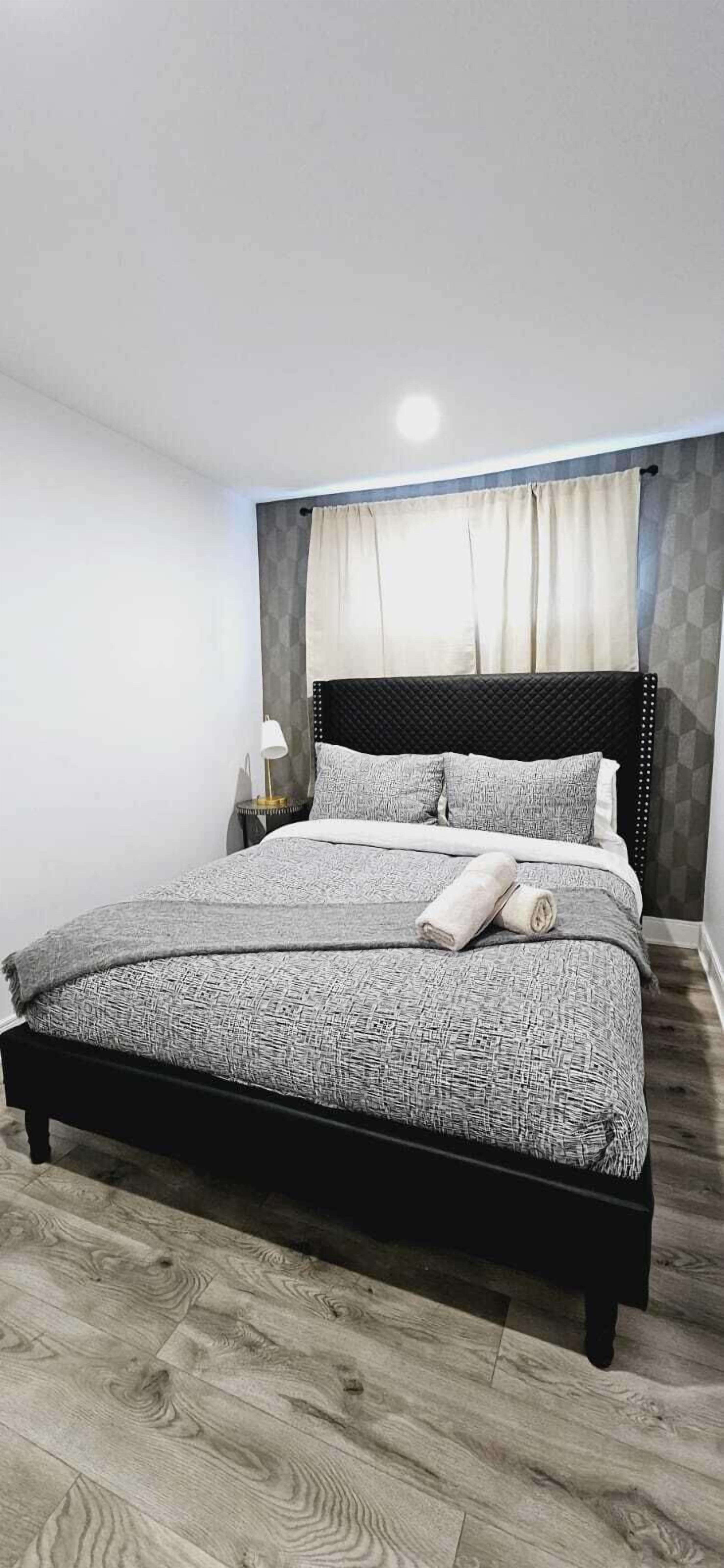 Desk, WiFi, bed sheets, wheelchair access