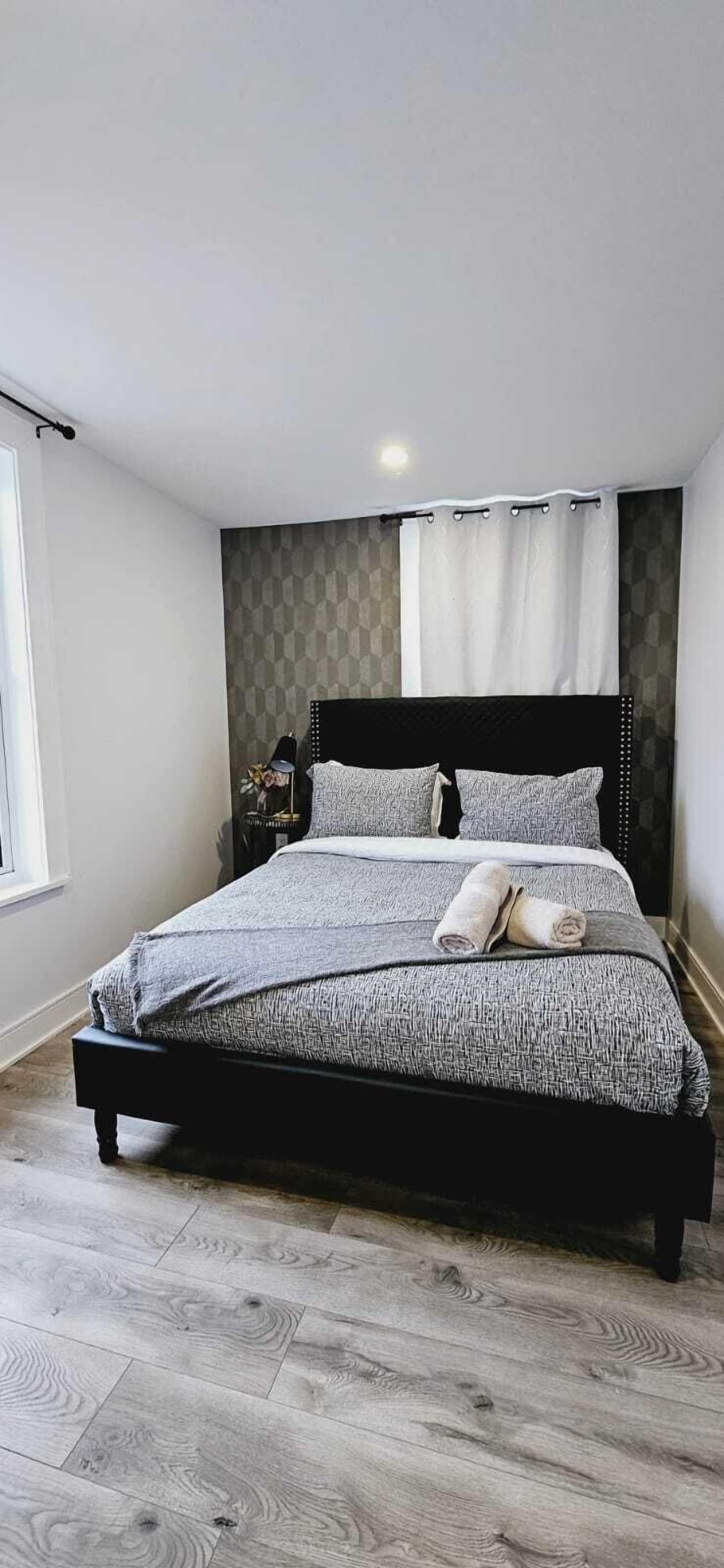 Desk, WiFi, bed sheets, wheelchair access