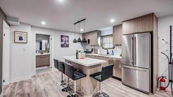 Fridge, microwave, stovetop, dishwasher