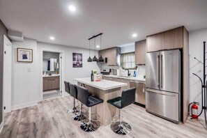 冷蔵庫、電子レンジ、コンロ、食器洗い機