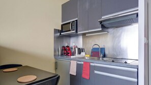 Fridge, microwave, stovetop, coffee/tea maker - 27 - Le Lokup - Wifi - Proche tram (Reims)