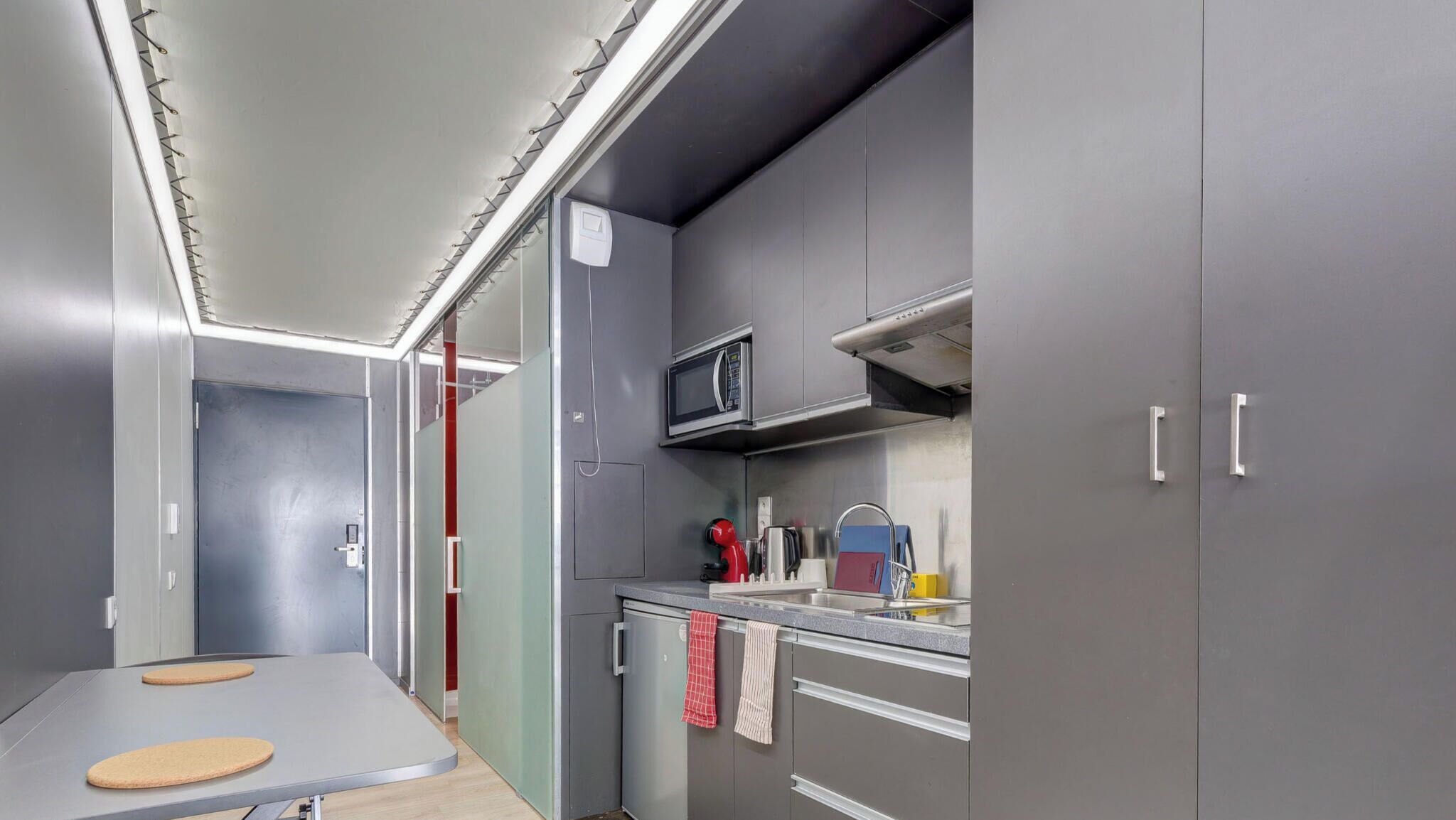 Kühlschrank, Mikrowelle, Herdplatte, Wasserkocher mit Kaffee-/Teezubehör