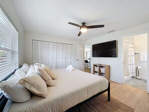 4 Schlafzimmer, Schreibtisch, Bügeleisen/Bügelbrett, Reisekinderbett