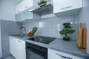 Fridge, oven, dishwasher, coffee/tea maker