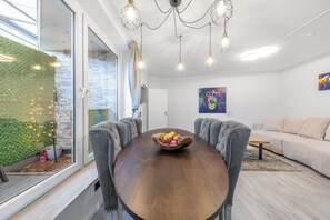 Dining - Aurion City - Central design apartment with outdoor area (Düsseldorf)