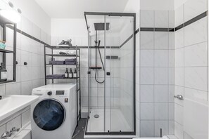 Shower, hair dryer, towels, soap - Aurion City - Central design apartment with outdoor area (Düsseldorf)