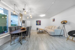 Smart TV - Aurion City - Central design apartment with outdoor area (Düsseldorf)