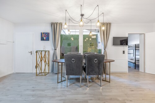 Aurion City – Zentrale Design-Wohnung mit Außenbereich