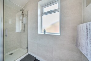 Hair dryer - Six‑bedroom stay with garden, private hot tub, parking and easy Manchester tram links (Greater Manchester)