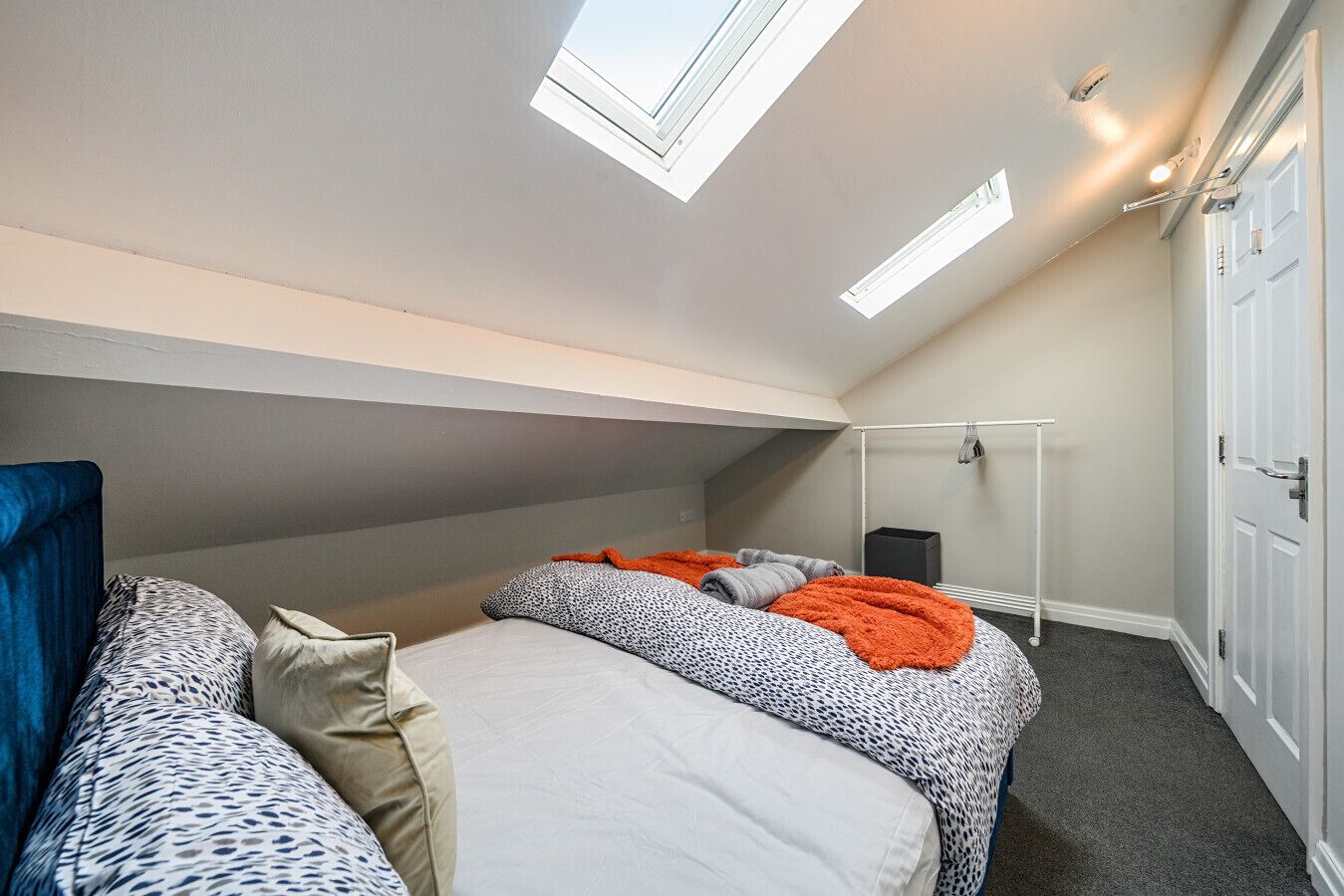 6 bedrooms, desk, iron/ironing board, WiFi