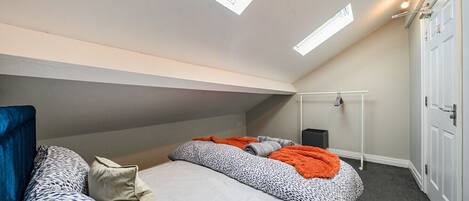 6 bedrooms, desk, iron/ironing board, WiFi