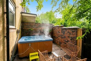 Outdoor spa tub - Six‑bedroom stay with garden, private hot tub, parking and easy Manchester tram links (Greater Manchester)