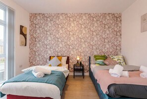6 bedrooms, desk, WiFi, bed sheets - Private hot tub, cinema room and games space for group stays (Greater Manchester)