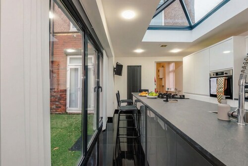 Private hot tub, cinema room and games space for group stays