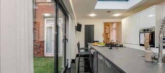 Private hot tub, cinema room and games space for group stays