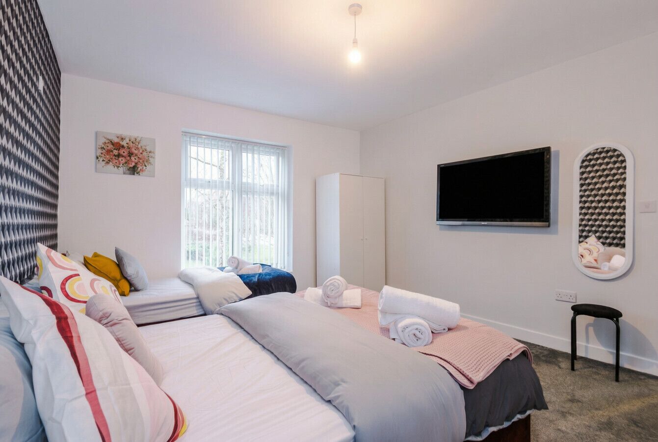 6 bedrooms, desk, WiFi, bed sheets