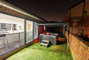 Terrace/patio - Private hot tub, cinema room and games space for group stays (Greater Manchester)