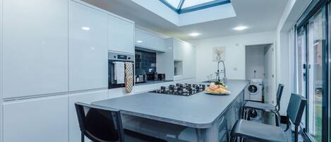 Micro-ondes, four, plaque de cuisson, cafetiĂšre/bouilloire