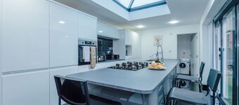 Private hot tub, cinema room and games space for group stays