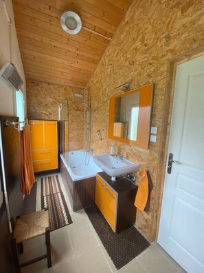 Hair dryer, towels, soap, toilet paper - Cosy vacation rental with enclosed garden - close to beaches & GR34 - free dogs (Crozon)