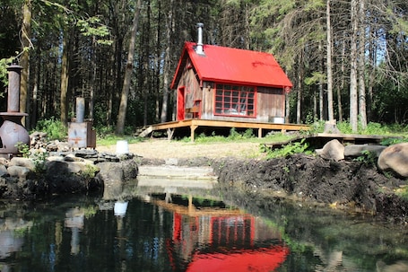 Exterior. Cozy cabin in the woods next to lake Massawippi and North Hatley.