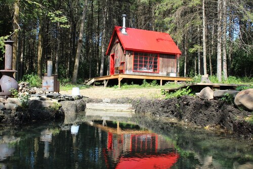 Cozy cabin in the woods next to lake Massawippi and North Hatley.